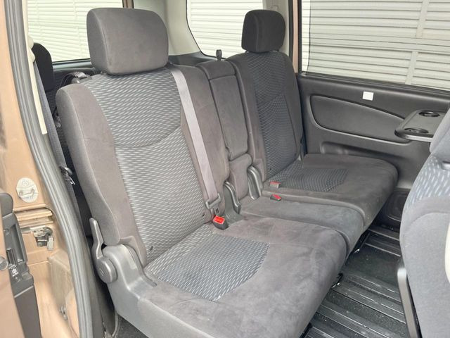 �Z�J���h�V�[�g�͒������������ƂȂ��Ă���A�X���C�h����ΒʘH�X�y�[�X���o��!�O��̈ړ����Ƃ��Ă��ȒP�ł�