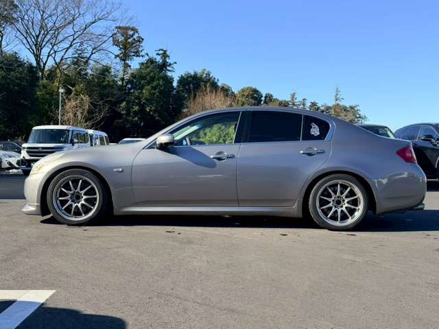 当店在庫は外装、内装クリーニング後に展示し、併せて事故修復歴の有無、メーター改ざん歴の有無も第三者機関による検査を全台実施しております。車検、整備、鈑金塗装も自社で対応できますのでご安心ください。