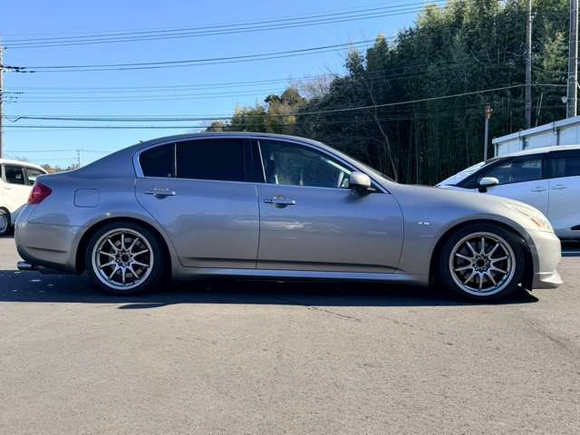 当店在庫は外装、内装クリーニング後に展示し、併せて事故修復歴の有無、メーター改ざん歴の有無も第三者機関による検査を全台実施しております。車検、整備、鈑金塗装も自社で対応できますのでご安心ください。