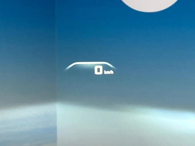 ���w�b�h�A�b�v�f�B�X�v���C:���݂̑��x�⑖�s�����f�W�^���\���ŉ^�]�ȑO���̃K���X�ɓ��e!�^�]���A���������炳���K�v�ȏ����m�F�ł���̂łƂ��Ă��֗��ň��S!