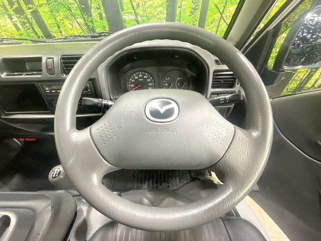 �C���e���A�ɍ��킹���f�U�C���̃X�e�A�����O�́A�^�]�������̂��Ƃ��l���A�^�]���₷���`��A�傫���ł��B�����x�A���ۂɐG���Ă��m���߂��������B