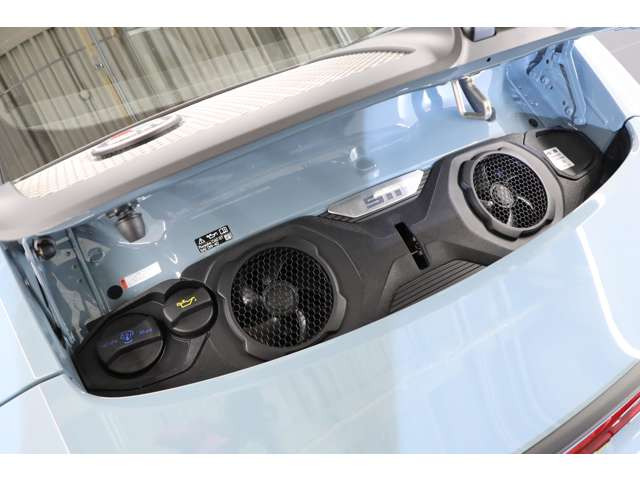 4.0L�����Ό�6�C��DOHC�G���W���́A�o��525ps�A�g���N47.4kgm�𔭊��B����]�܂ŗ��݂Ȃ������オ��A911S/T�Ȃ�ł͂̊��\�I�ŉs���h���C�r���O�̌������񋟂������܂��B