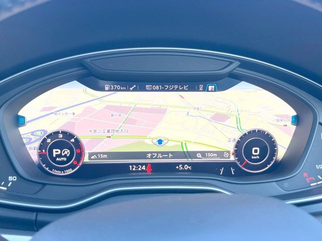 ���o�[�`�����R�b�N�s�b�g:�S�̂��t���p�l���ƂȂ��Ă����i�I�ȃ��[�^�[�p�l���B�ʏ�̃X�s�[�h���[�^�[�Ƃ��Ă̋@�\�͂������A�i�r�E�I�[�f�B�I�@�\�̊m�F�E������ł��A�^�]�ɏW�����₷���Ȃ��Ă���܂��B