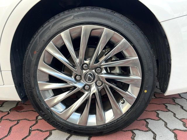 �y����18�C���`�A���~�z�C�[���z�O�ςɃ}�b�`���������A���~�z�C�[���𑕒����Ă���܂��B�e��ЊO�A���~�z�C�[����A�X�^�b�h���X�^�C�����戵�����Ă���܂��B���񂲑��k����������