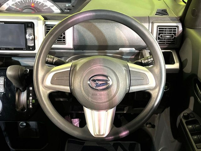 �C���e���A�ɍ��킹���f�U�C���̃X�e�A�����O�́A�^�]�������̂��Ƃ��l���A�^�]���₷���`��A�傫���ł��B�����x�A���ۂɐG���Ă��m���߂��������B