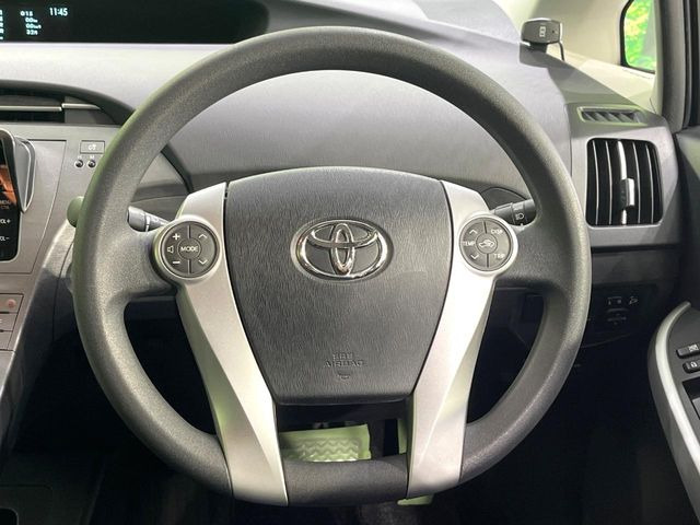 �C���e���A�ɍ��킹���f�U�C���̃X�e�A�����O�́A�^�]�������̂��Ƃ��l���A�^�]���₷���`��A�傫���ł��B�����x�A���ۂɐG���Ă��m���߂��������B