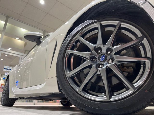 �y����17�C���`�A���~�z�C�[���z�O�ςɃ}�b�`���������A���~�z�C�[���𑕒����Ă���܂��B�e��ЊO�A���~�z�C�[����A�X�^�b�h���X�^�C�����戵�����Ă���܂��B���񂲑��k����������