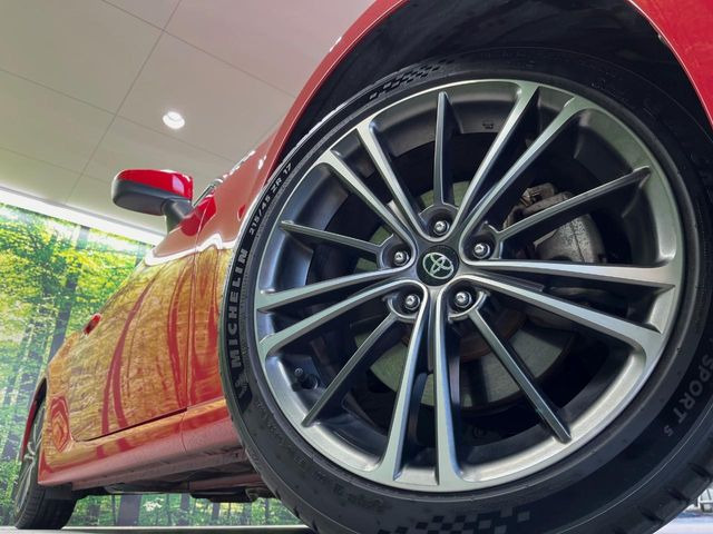 �y����17�C���`�A���~�z�C�[���z�O�ςɃ}�b�`���������A���~�z�C�[���𑕒����Ă���܂��B�e��ЊO�A���~�z�C�[����A�X�^�b�h���X�^�C�����戵�����Ă���܂��B���񂲑��k����������