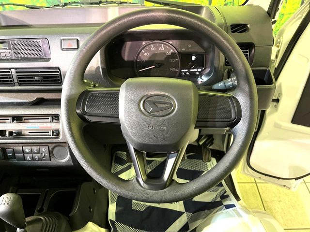 �C���e���A�ɍ��킹���f�U�C���̃X�e�A�����O�́A�^�]�������̂��Ƃ��l���A�^�]���₷���`��A�傫���ł��B�����x�A���ۂɐG���Ă��m���߂��������B