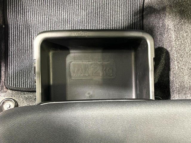 �y�V�[�g�A���_�[�{�b�N�X�z�V�[�g�̉��ɑ�e�ʂ̎��[�X�y�[�X��������Ă���A�C���ԃO�b�Y�ȂǁA�O���猩��ꂽ���Ȃ����̂�����������[�ł��ĕ֗�!