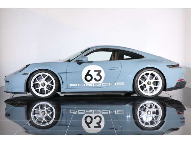 �S��4,573&times;�S��1,852&times;�S��1,279mm�A�ԗ��d��1,455kg�̃R���p�N�g���y�ʐ݌v�B�X�|�[�e�B�ȑ���𑶕��ɂ��y���݂��������܂��B