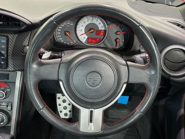 �y�����v�����X�e�A�����O�z�㎿�Ȋv���g�p���邱�ƂŁA��ɂ����������݂ƂĂ��^�]���₷���n���h���ł���