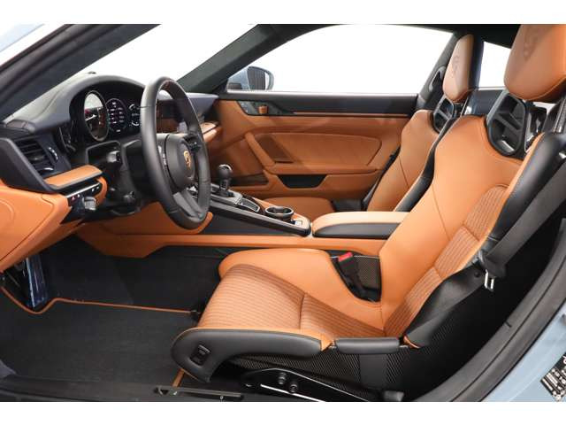 �c�[�g�[���̃G�N�X�e���f�b�h���U�[���܂ށA�w���e�[�W�f�U�C���̃Z�~�A���j�����U�[�C���e���A(�u���b�N/�R�j���b�N)���̗p�B�㎿�Ȏ����ƃN���V�J���Ȉӏ������a���A���ʂȎ�����Ԃ����o�������܂��B