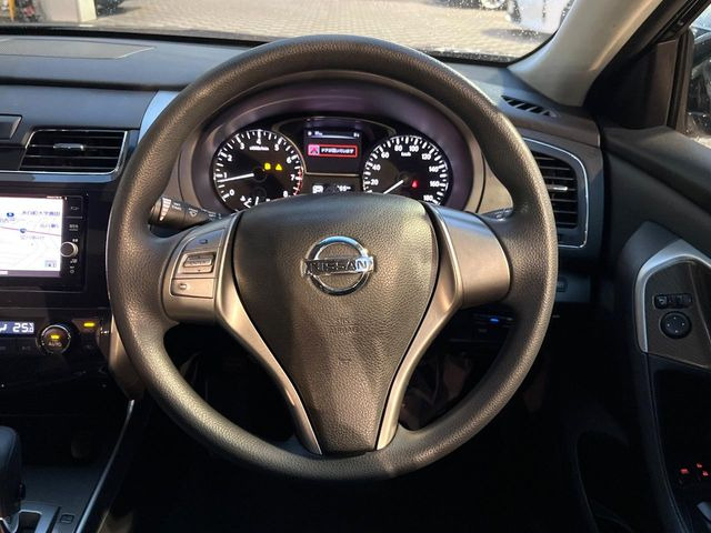 �C���e���A�ɍ��킹���f�U�C���̃X�e�A�����O�́A�^�]�������̂��Ƃ��l���A�^�]���₷���`��A�傫���ł��B�����x�A���ۂɐG���Ă��m���߂��������B