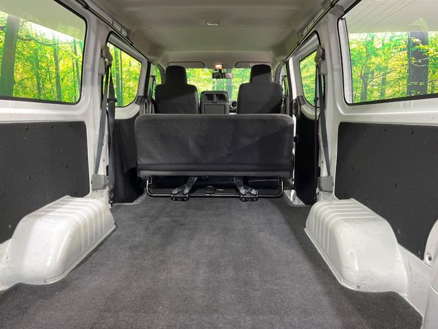 ���i�̂���������ʋ΁A���}���ɏ\���ȉ׎��X�y�[�X���m�ۂ��Ă���܂��B�Z�J���h�V�[�g��|���ƁA�傫�ȉו��̐ύڂ��\�ł���