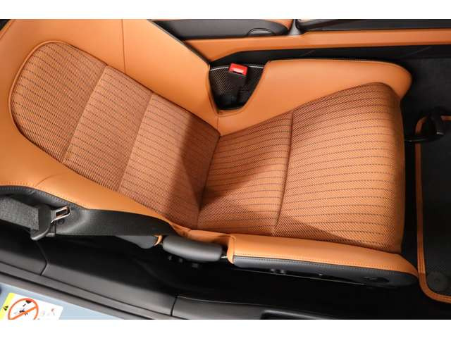 ����Ȃɂ��^�]�ȓ��l�̃J�[�{���t���o�P�b�g�V�[�g���̗p���Ă���܂��B�����z�[���h���ƌy�ʐ����m�ۂ��A����҂ɂ�911S/T�Ȃ�ł͂̓��ʂȑ̌������񋟂������܂��B