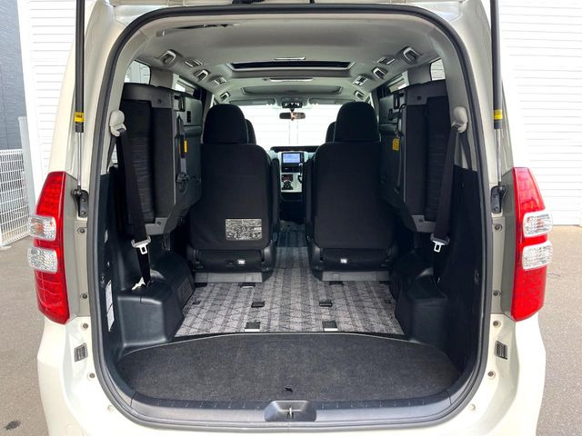 ���i�̂���������ʋ΁A���}���ɏ\���ȉ׎��X�y�[�X���m�ۂ��Ă���܂��B�Z�J���h�V�[�g��|���ƁA�傫�ȉו��̐ύڂ��\�ł���