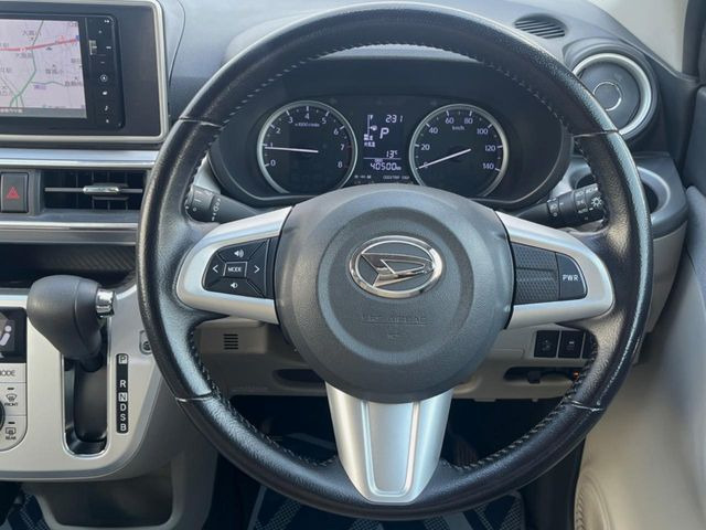 �C���e���A�ɍ��킹���f�U�C���̃X�e�A�����O�́A�^�]�������̂��Ƃ��l���A�^�]���₷���`��A�傫���ł��B�����x�A���ۂɐG���Ă��m���߂��������B