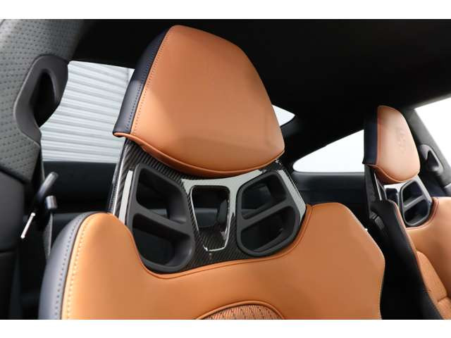 ���Ђł̓C���e���A�̃R�[�e�B���O�̎{�H�������Ă���܂��B�Y��ȃR���f�B�V�������ێ������������q�l�͐��񂨋C�y�ɒS���Z�[���X�����\���t�����������܂��B