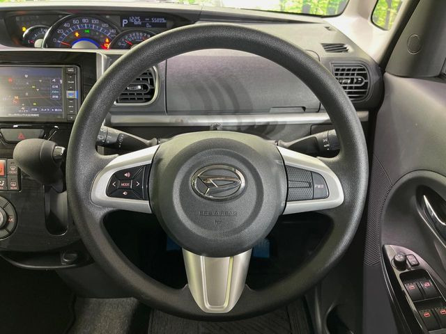 �C���e���A�ɍ��킹���f�U�C���̃X�e�A�����O�́A�^�]�������̂��Ƃ��l���A�^�]���₷���`��A�傫���ł��B�����x�A���ۂɐG���Ă��m���߂��������B