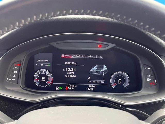 ���o�[�`�����R�b�N�s�b�g:�S�̂��t���p�l���ƂȂ��Ă����i�I�ȃ��[�^�[�p�l���B�ʏ�̃X�s�[�h���[�^�[�Ƃ��Ă̋@�\�͂������A�i�r�E�I�[�f�B�I�@�\�̊m�F�E������ł��A�^�]�ɏW�����₷���Ȃ��Ă���܂��B