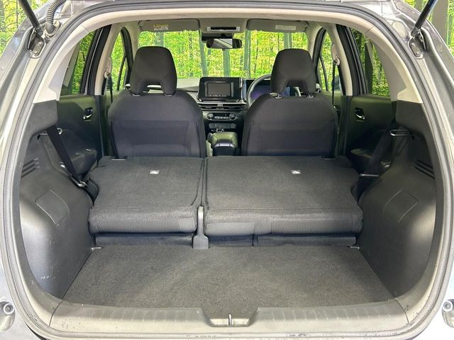 ���i�̂���������ʋ΁A���}���ɏ\���ȉ׎��X�y�[�X���m�ۂ��Ă���܂��B�Z�J���h�V�[�g��|���ƁA�傫�ȉו��̐ύڂ��\�ł���