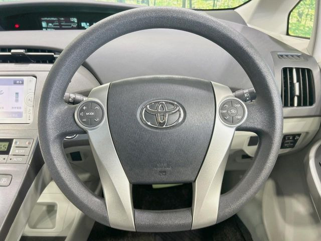 �C���e���A�ɍ��킹���f�U�C���̃X�e�A�����O�́A�^�]�������̂��Ƃ��l���A�^�]���₷���`��A�傫���ł��B�����x�A���ۂɐG���Ă��m���߂��������B