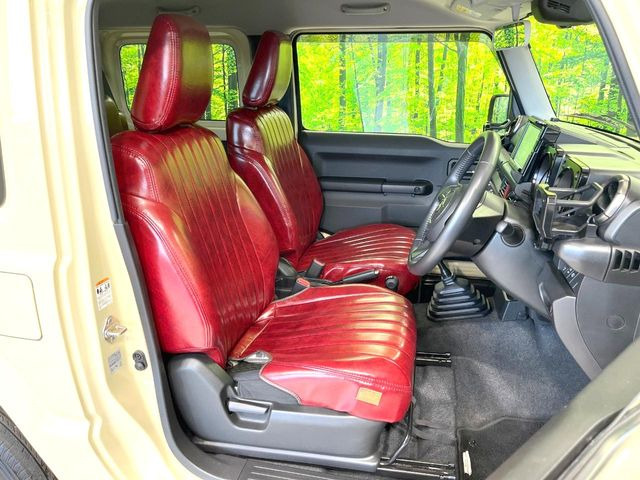 運転席まわりには十分なスペースがあり、大柄な方でもゆったり運転していただける環境です。