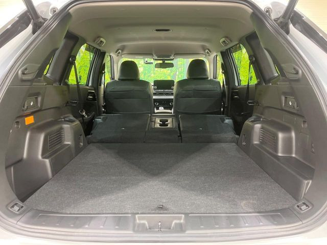 ���i�̂���������ʋ΁A���}���ɏ\���ȉ׎��X�y�[�X���m�ۂ��Ă���܂��B�Z�J���h�V�[�g��|���ƁA�傫�ȉו��̐ύڂ��\�ł���