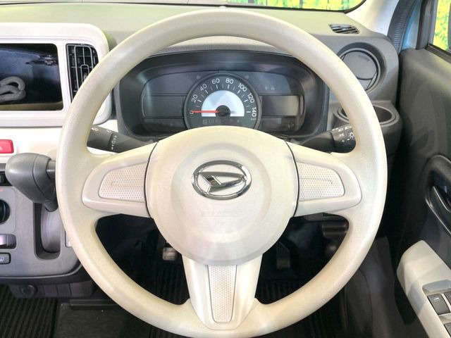 �C���e���A�ɍ��킹���f�U�C���̃X�e�A�����O�́A�^�]�������̂��Ƃ��l���A�^�]���₷���`��A�傫���ł��B�����x�A���ۂɐG���Ă��m���߂��������B