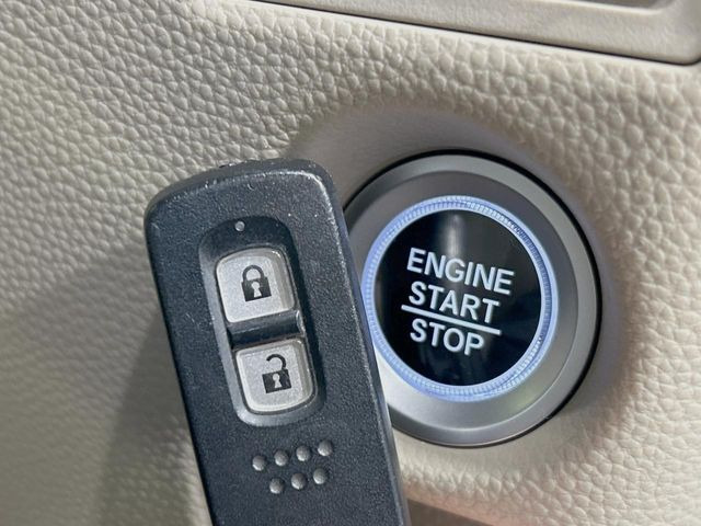 �yHonda�X�}�[�g�L�[�z�J�o����|�P�b�g�ɓ��ꂽ�܂܂ł��h�A�̎{���E�������\�ȃX�}�[�g�L�[�𑕔��B�G���W���̃I���E�I�t�����J�M�����o���K�v����������Ƃ��Ă��֗��ł���