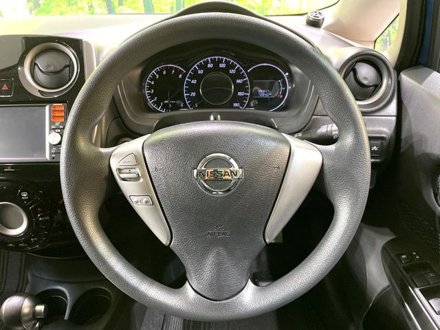 �C���e���A�ɍ��킹���f�U�C���̃X�e�A�����O�́A�^�]�������̂��Ƃ��l���A�^�]���₷���`��A�傫���ł��B�����x�A���ۂɐG���Ă��m���߂��������B