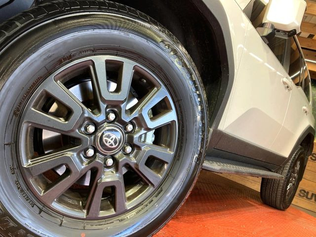 �y����18�C���`�A���~�z�C�[���z�O�ςɃ}�b�`���������A���~�z�C�[���𑕒����Ă���܂��B�e��ЊO�A���~�z�C�[����A�X�^�b�h���X�^�C�����戵�����Ă���܂��B���񂲑��k����������