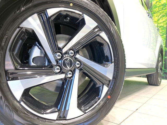 �y����17�C���`�A���~�z�C�[���z�O�ςɃ}�b�`���������A���~�z�C�[���𑕒����Ă���܂��B�e��ЊO�A���~�z�C�[����A�X�^�b�h���X�^�C�����戵�����Ă���܂��B���񂲑��k����������