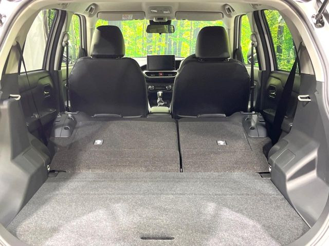 ���i�̂���������ʋ΁A���}���ɏ\���ȉ׎��X�y�[�X���m�ۂ��Ă���܂��B�Z�J���h�V�[�g��|���ƁA�傫�ȉו��̐ύڂ��\�ł���