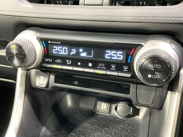 【左右独立型フルオートエアコン】運転席と助手席でそれぞれお好みの温度に設定可能。同乗者にも配慮した、快適な空調をお届け致します。