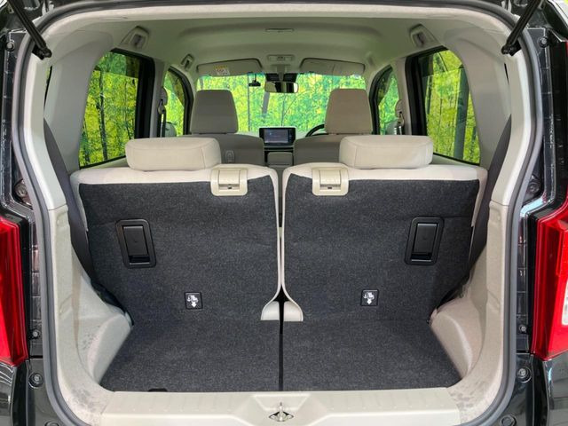 ���i�̂���������ʋ΁A���}���ɏ\���ȉ׎��X�y�[�X���m�ۂ��Ă���܂��B�Z�J���h�V�[�g��|���ƁA�傫�ȉו��̐ύڂ��\�ł���