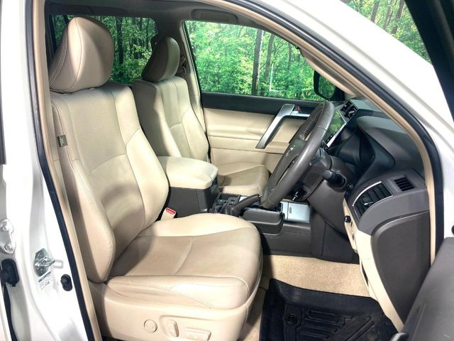 【ベージュレザーシート】デザイン性が高く、高級感のあるベージュ革シート。常に体に触れる部分だから、座り心地の良さにはこだわりたいですね♪汚れの付着や劣化を抑制する内装コーティング施工もおススメですよ♪