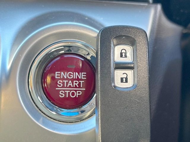 �yHonda�X�}�[�g�L�[�z�J�o����|�P�b�g�ɓ��ꂽ�܂܂ł��h�A�̎{���E�������\�ȃX�}�[�g�L�[�𑕔��B�G���W���̃I���E�I�t�����J�M�����o���K�v����������Ƃ��Ă��֗��ł���