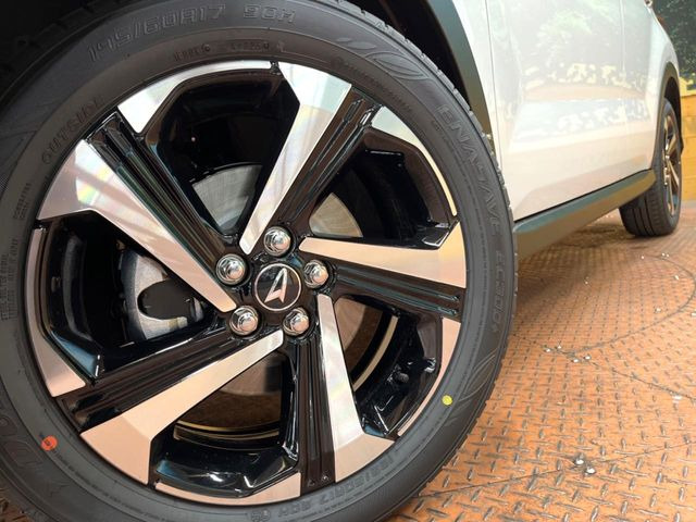 �y����17�C���`�A���~�z�C�[���z�O�ςɃ}�b�`���������A���~�z�C�[���𑕒����Ă���܂��B�e��ЊO�A���~�z�C�[����A�X�^�b�h���X�^�C�����戵�����Ă���܂��B���񂲑��k����������