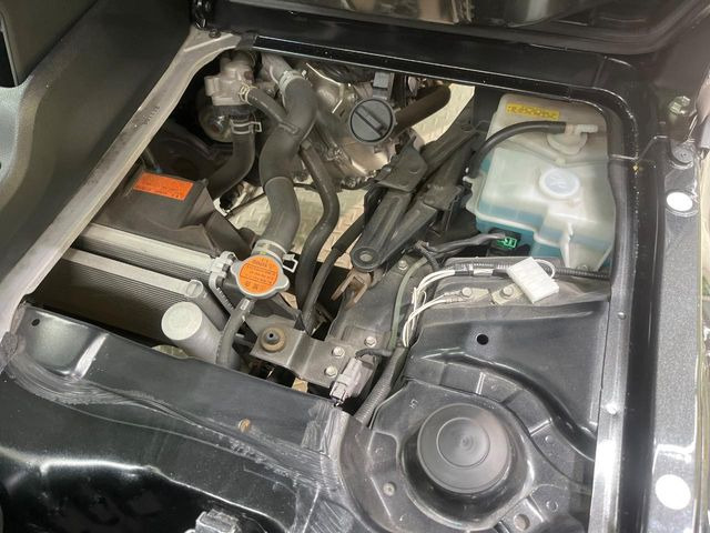 ��D�]�𒸂��Ă���܂��{�f�B�̒e�X�v���b�V���R�[�g���D�]��t���B�ʏ�̃K���X�R�[�g�ƈقȂ�A�ϋv�N��6�N�̖��@���K���X�R�[�e�B���O���A�{�f�B���L���C�ȏ�Ԃɕۂ��Ă���܂��B