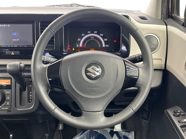 �C���e���A�ɍ��킹���f�U�C���̃X�e�A�����O�́A�^�]�������̂��Ƃ��l���A�^�]���₷���`��A�傫���ł��B�����x�A���ۂɐG���Ă��m���߂��������B