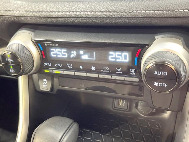 【オートエアコン】一度お好みの温度に設定すれば、車内の温度を検知し風量や温度を自動で調整。暑い&hellip;寒い&hellip;と何度もスイッチ操作をする必要はありません。快適な車内空間には必須の機能ですね♪