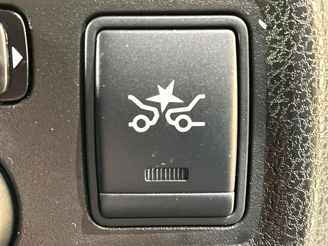 �y�G�}�[�W�F���V�[�u���[�L�z���s���ɑO���̎ԗ�����F�����A�Փ˂������Ȏ��͌x��ƃu���[�L�ŏՓˉ���Ɣ�Q�y�����A�V�X�g�B�����S�Ƀh���C�u�����y���݂��������܂��B