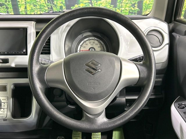 �C���e���A�ɍ��킹���f�U�C���̃X�e�A�����O�́A�^�]�������̂��Ƃ��l���A�^�]���₷���`��A�傫���ł��B�����x�A���ۂɐG���Ă��m���߂��������B