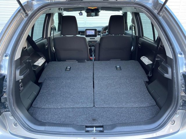 ���i�̂���������ʋ΁A���}���ɏ\���ȉ׎��X�y�[�X���m�ۂ��Ă���܂��B�Z�J���h�V�[�g��|���ƁA�傫�ȉו��̐ύڂ��\�ł���