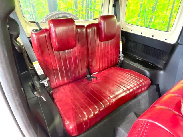 広々とした2列目シートは居住性が高く、居心地も快適!友達や家族とのお出かけにぴったりです。ベビーシートやチャイルドシート使用時も快適にお過ごしいただける十分な空間を確保しています。