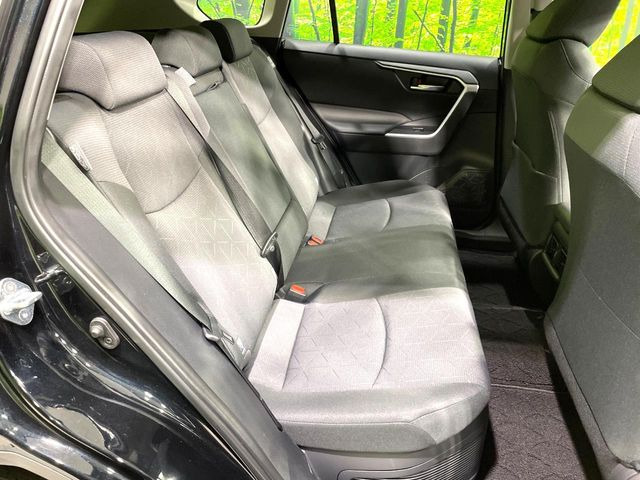 後部座席も気になるようなキズ・汚れやへたり等、大きなダメージはなく、良好な状態です。