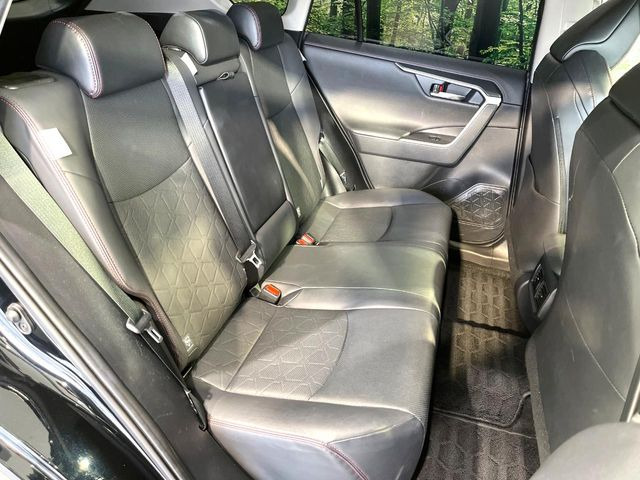後部座席も気になるようなキズ・汚れやへたり等、大きなダメージはなく、良好な状態です。