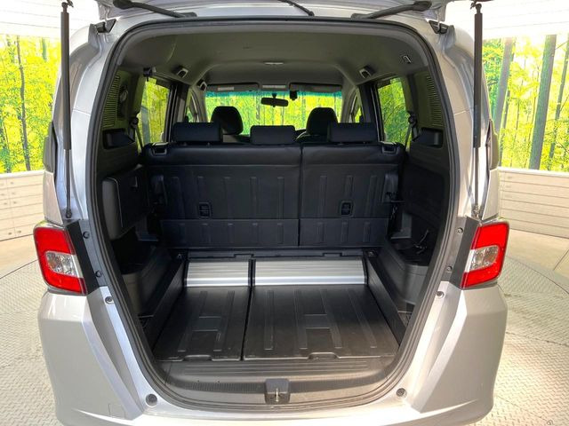 ���i�̂���������ʋ΁A���}���ɏ\���ȉ׎��X�y�[�X���m�ۂ��Ă���܂��B�Z�J���h�V�[�g��|���ƁA�傫�ȉו��̐ύڂ��\�ł���